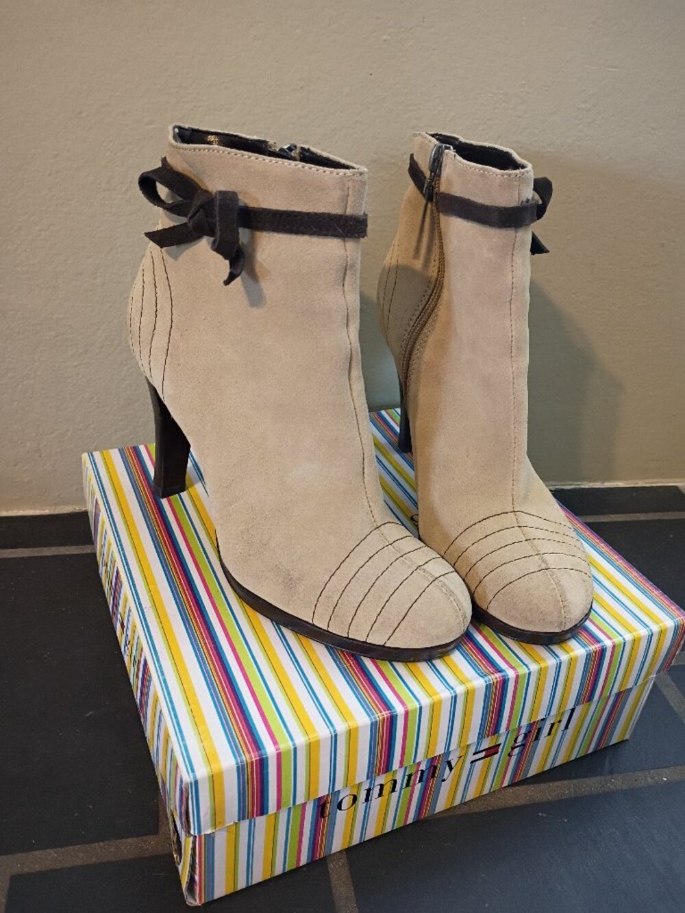 TOMMY GIRL TAN SUEDE SHOE/ANKLE BOOT | BROWN STITCHING & BOW ON SIDE-SIZE 7 1/2M